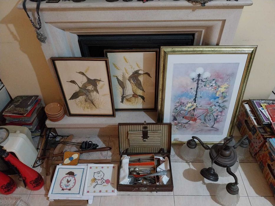 Vinis, peças em ferro, pratos decorativos, etc