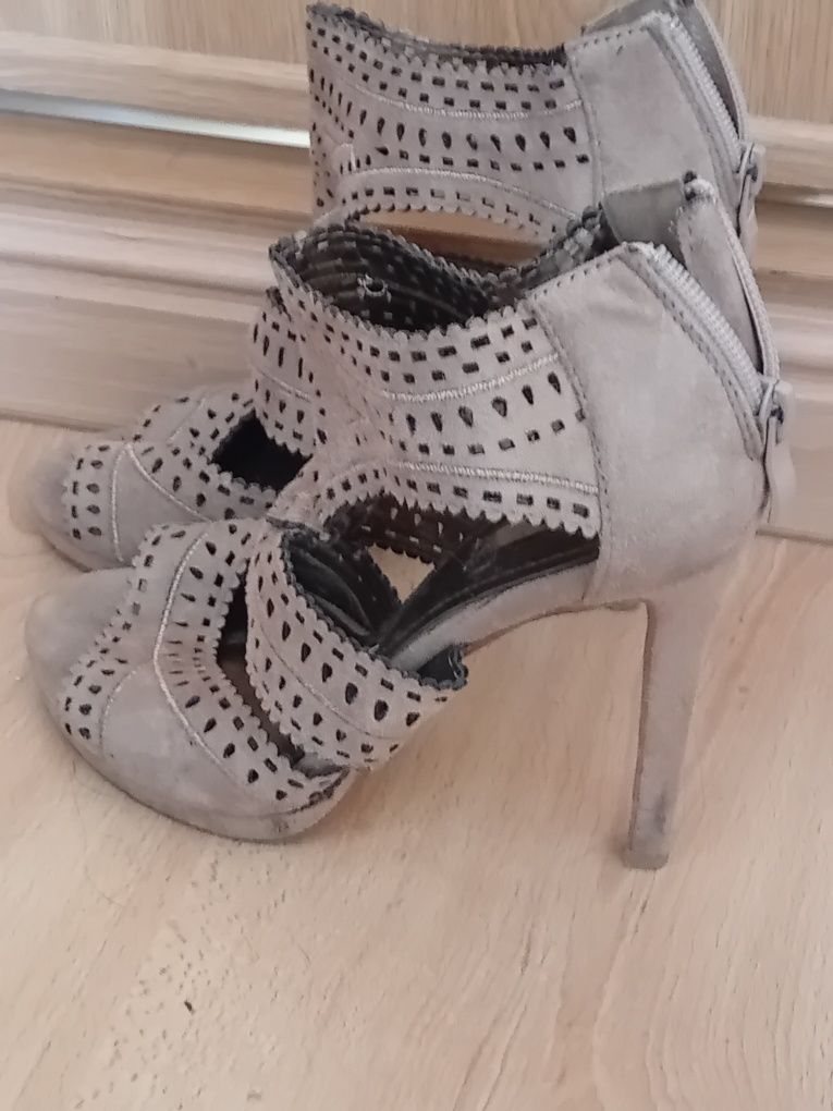 Sandalias em camurça bordada