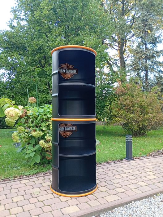 Regał, półka z metalowych beczek.