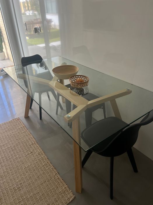 Mesa de vidro e madeira