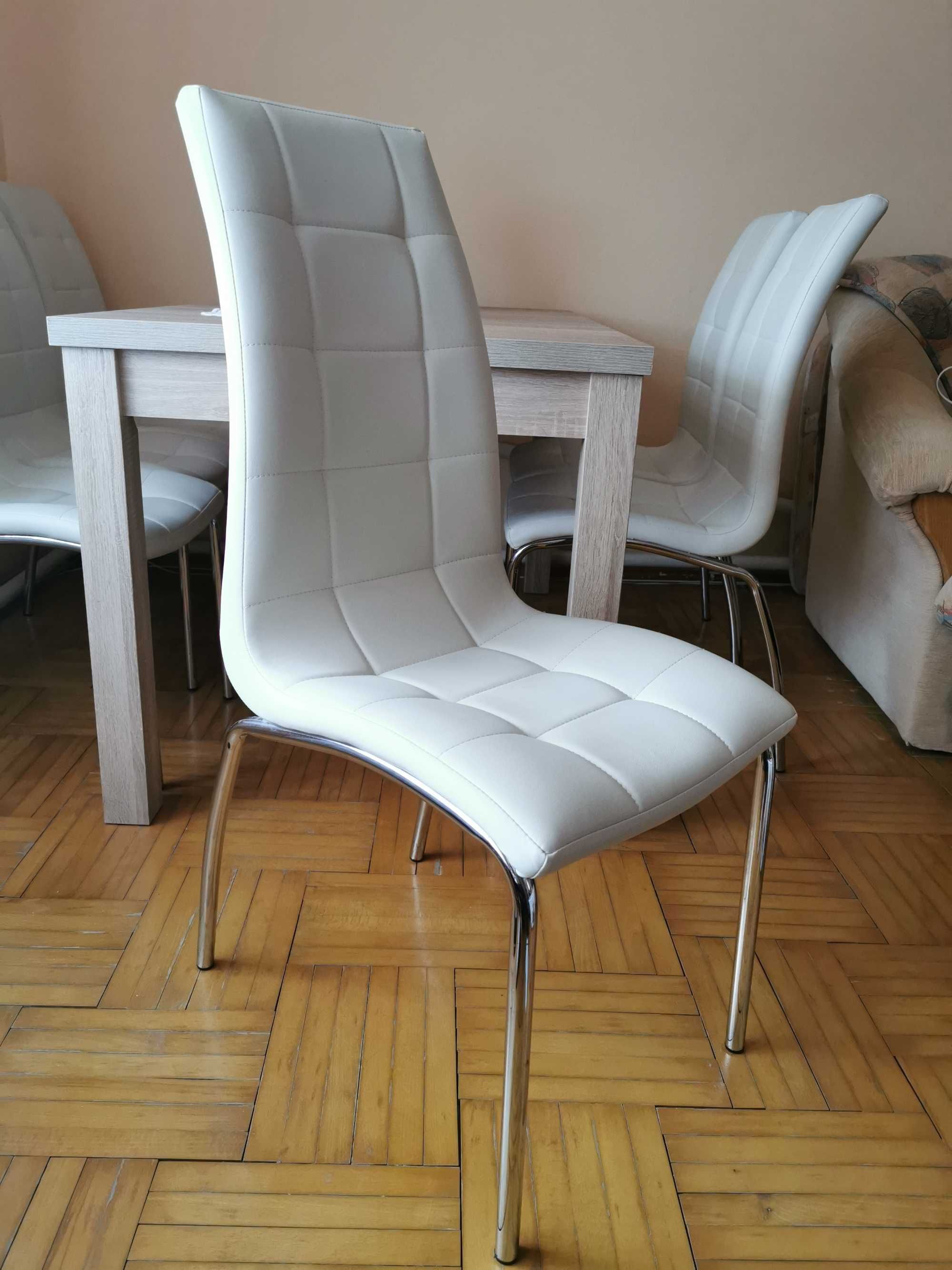 Eleganckie białe krzesła