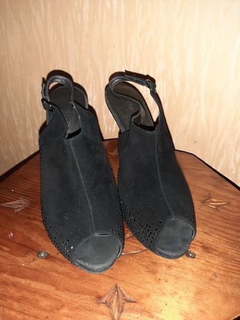 Жіночі взутя сандалі