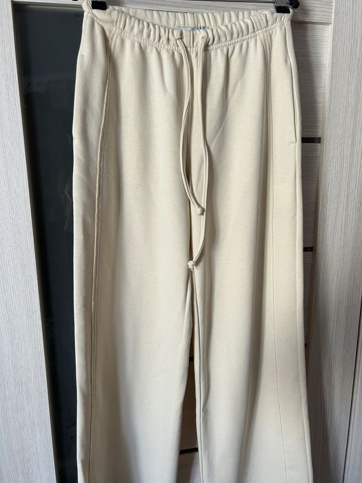Штани спортивні світло-бежевого кольору