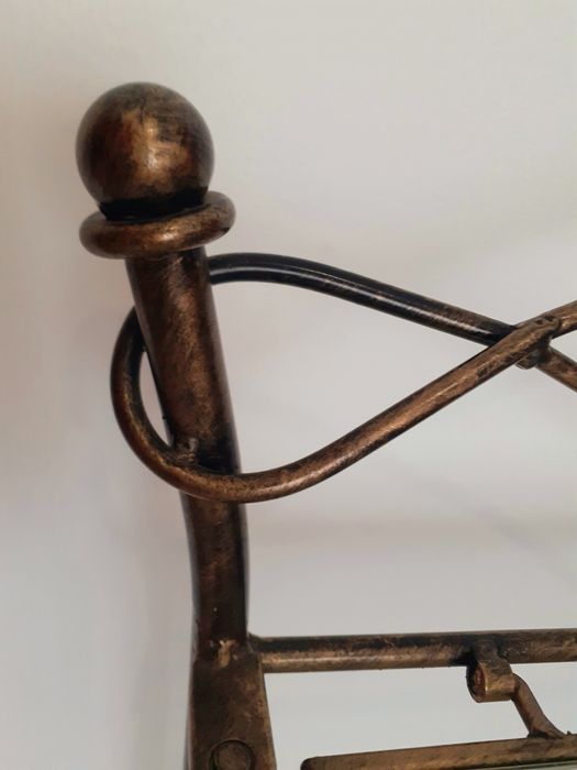 Mesa de cabeceira em ferro forjado e vidro