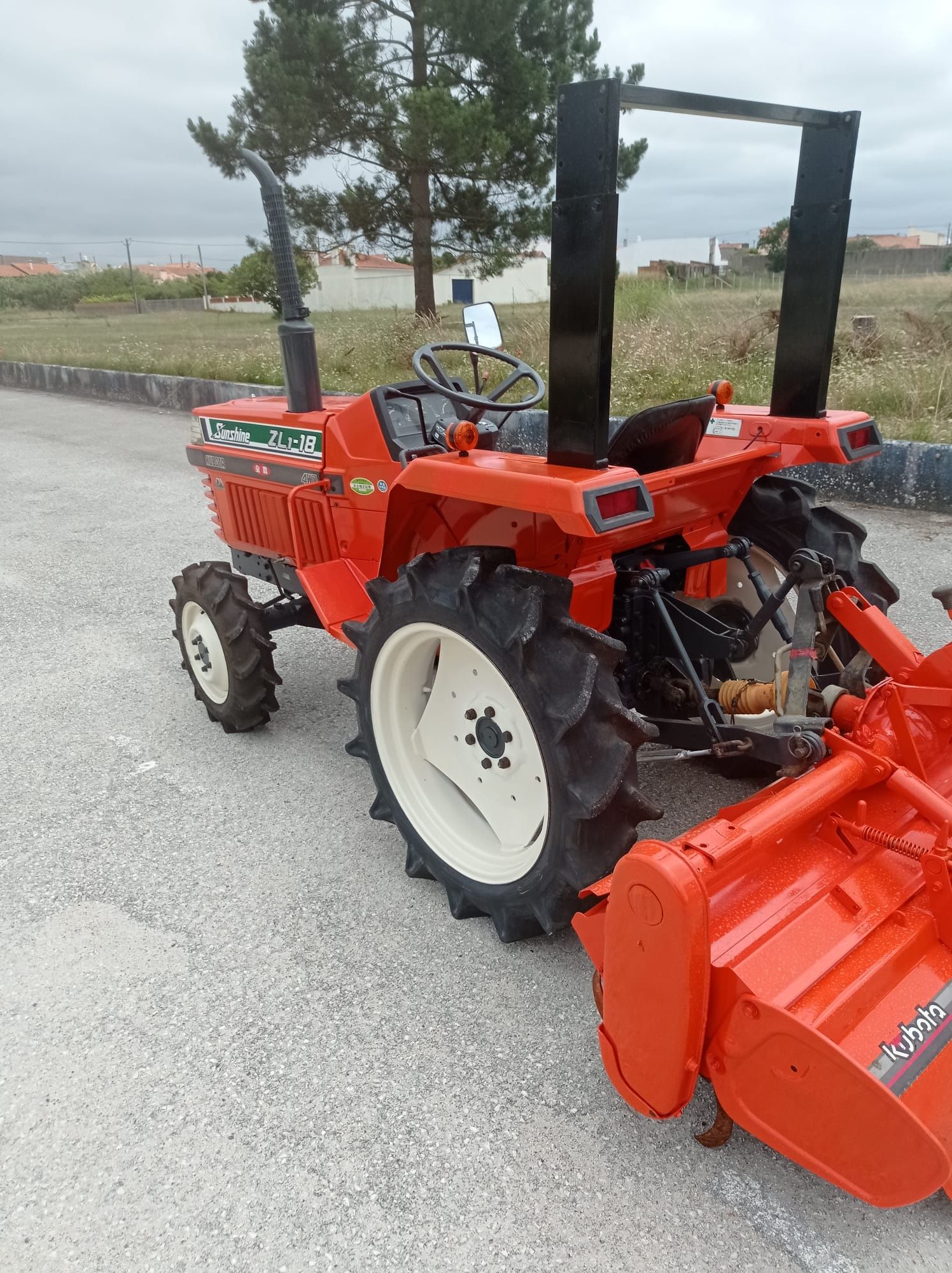 Trator com Frese Kubota Sunshine