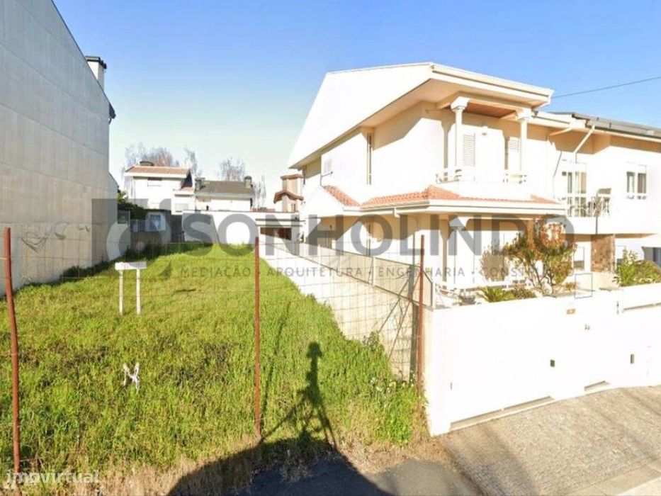 Lote de terreno para construção de moradia de 2 pisos.