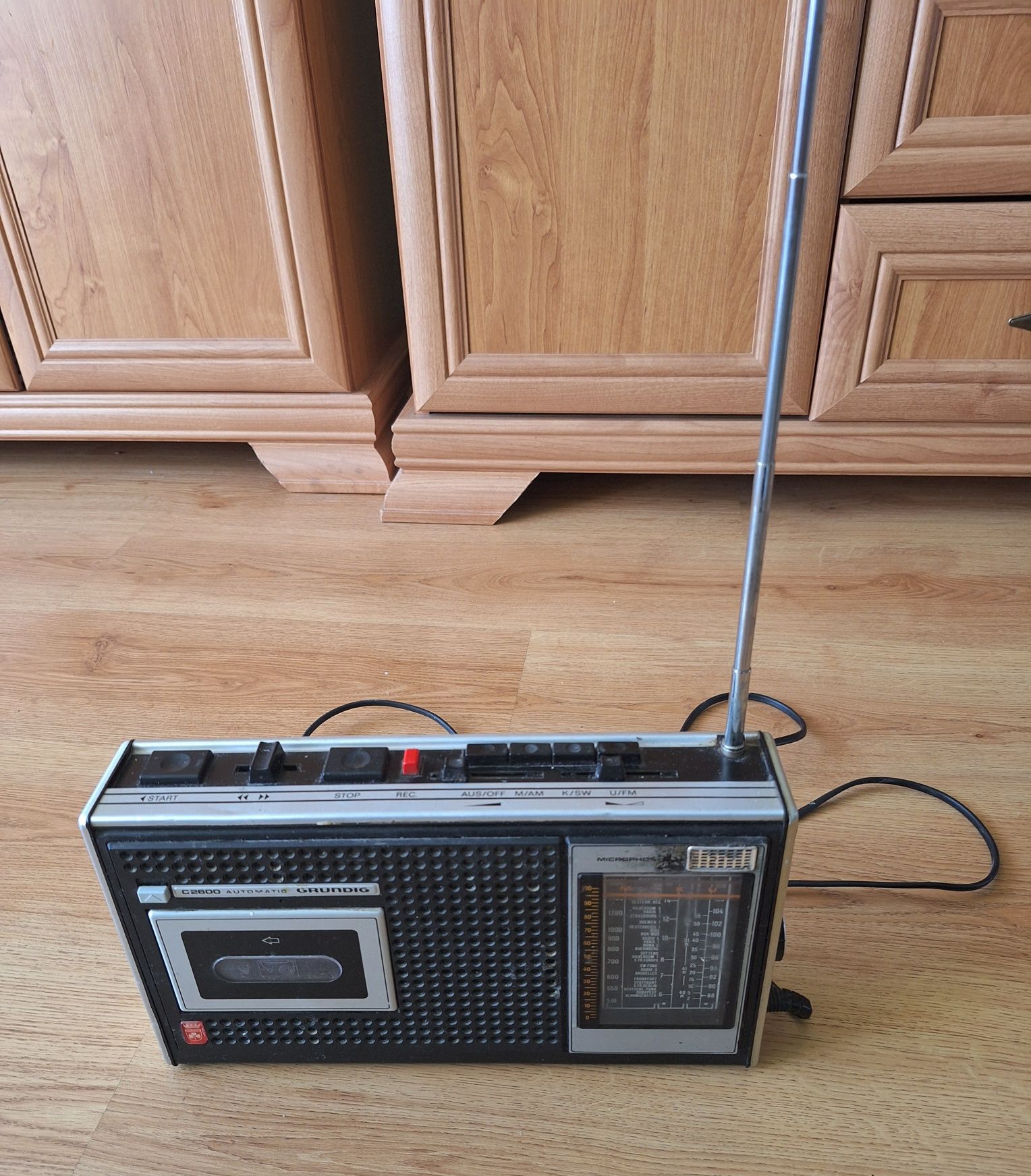 Stary radiomagnetofon Grundig C2600