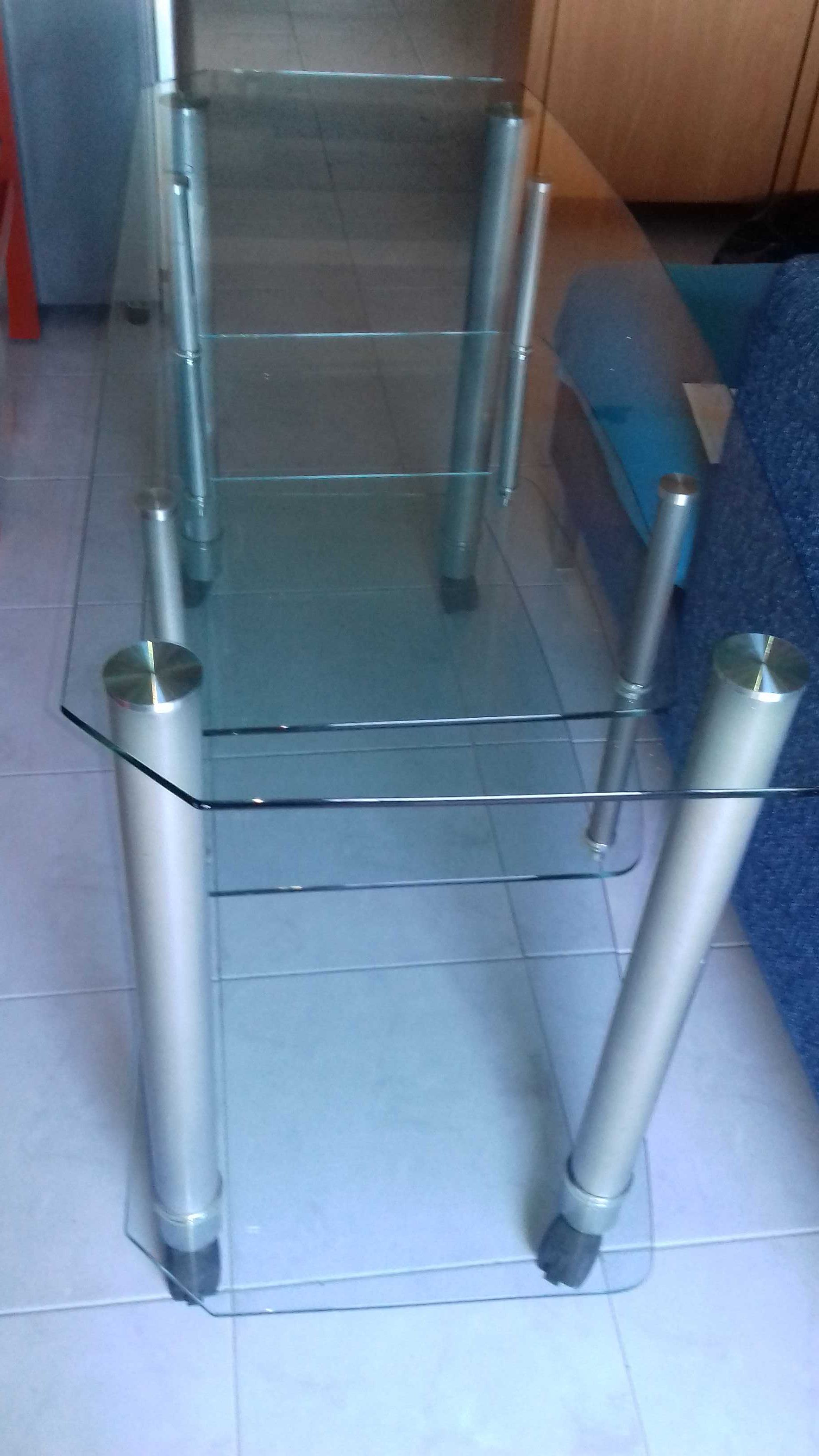 Mesa de vidro resistente com arrumação