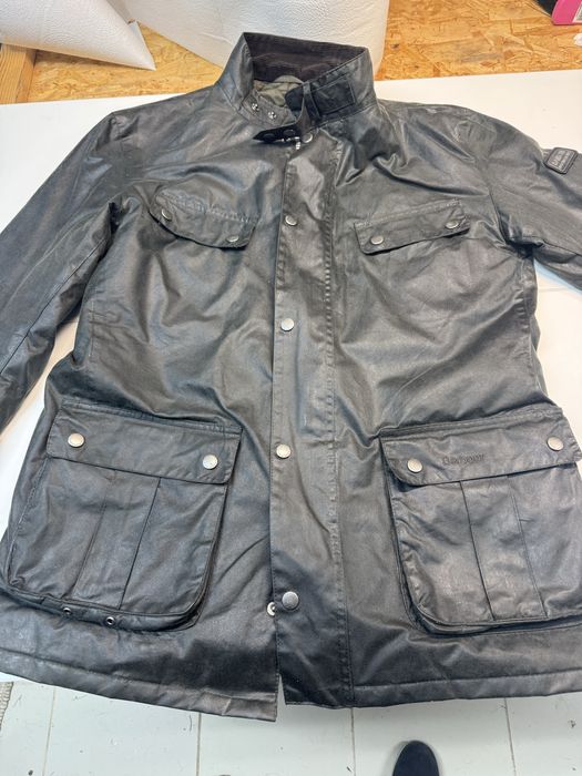 Enceramento profissional de casacos Barbour e outros semelhantes.