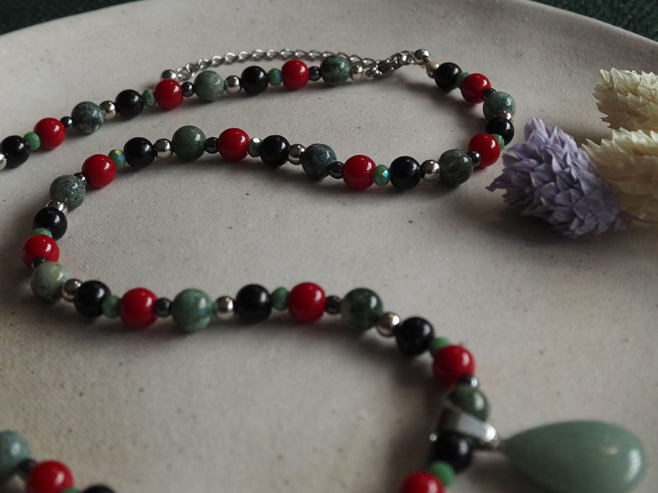 Naszyjnik w odcieniach zieleni, czerwieni i czerni | 47–53 cm