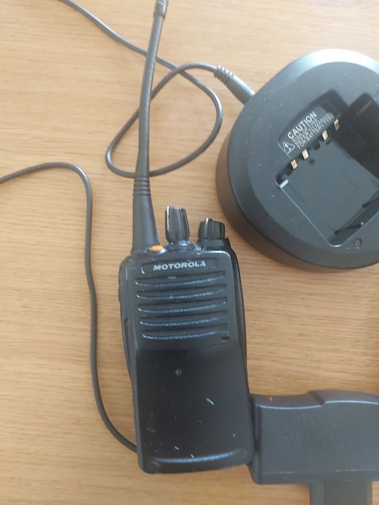 Motorola VX-451 krótkofalówki radiotelefon UKF 2 sztuki z ładowarką