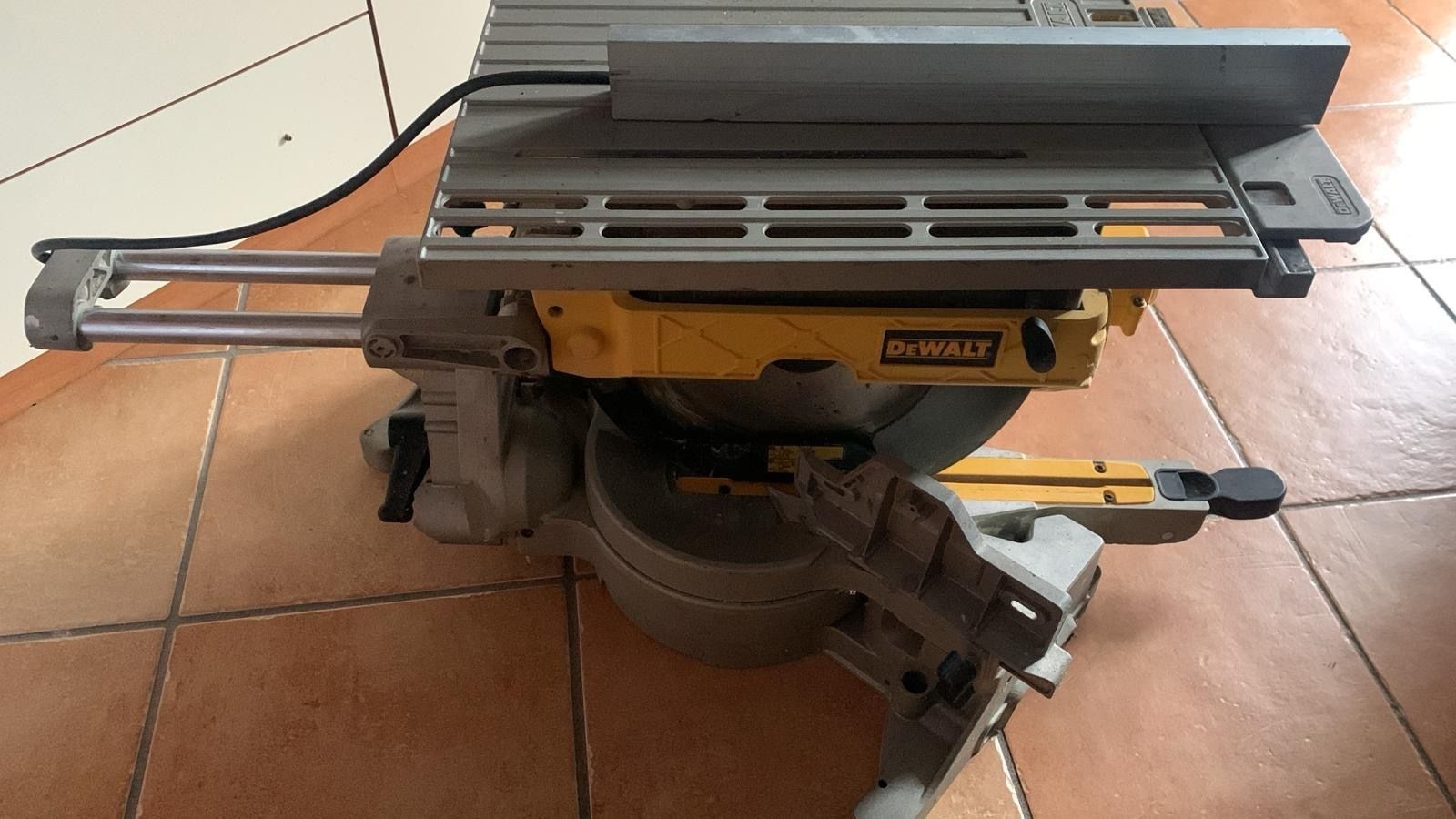 Торцовочная пила DeWalt D27112
