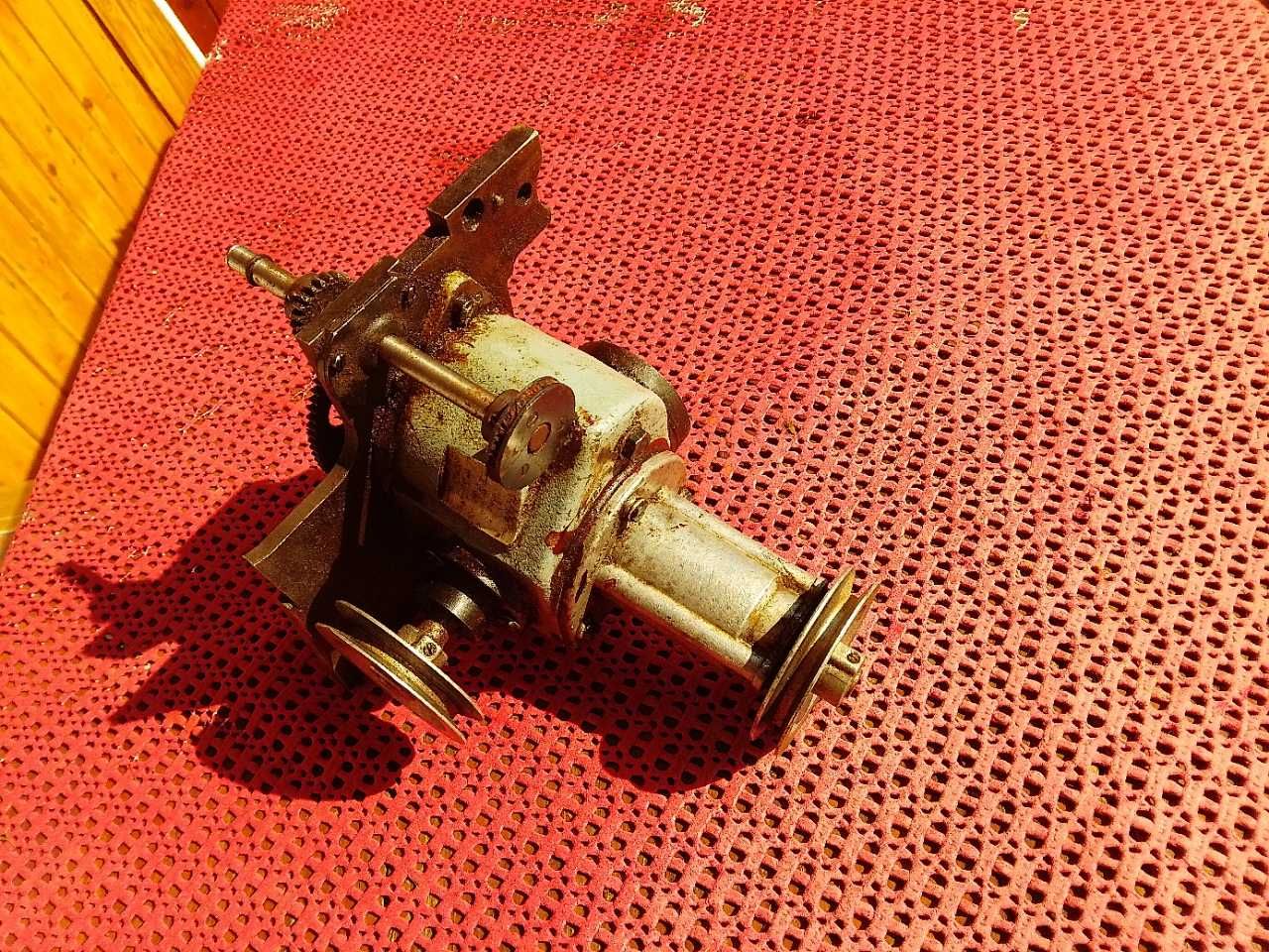 Przekładnia ślimakowa ze starej mechanicznej maszyny drukarskiej 1-34