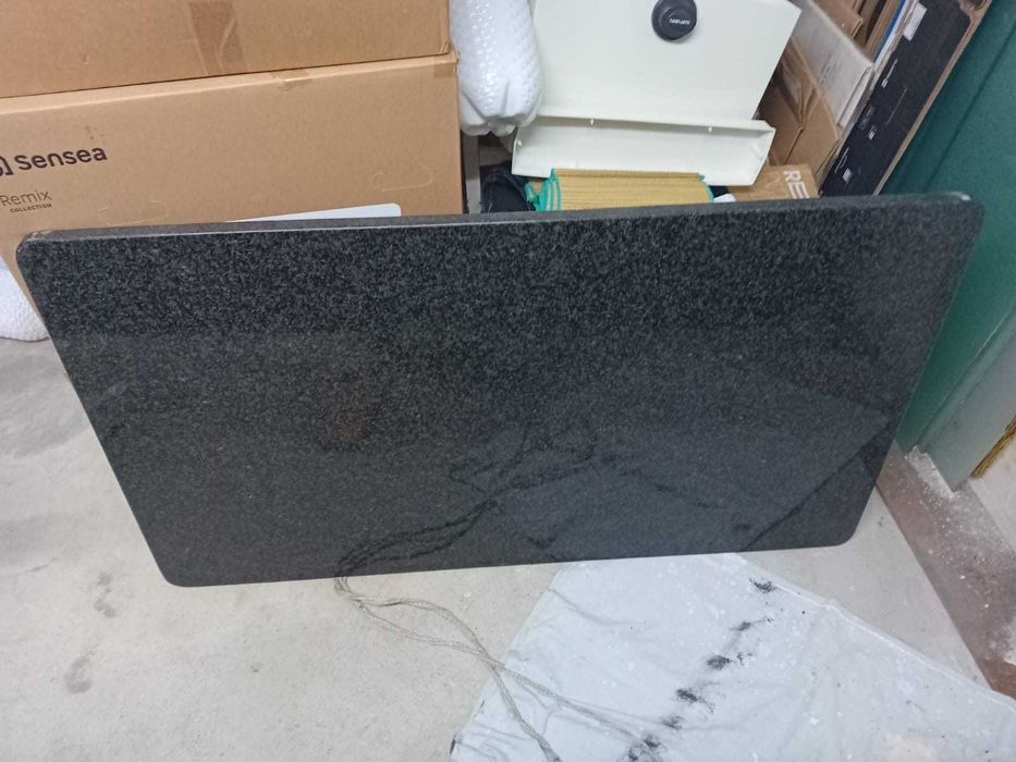 Mesa de jantar, com quatro cadeiras e tampo em pedra