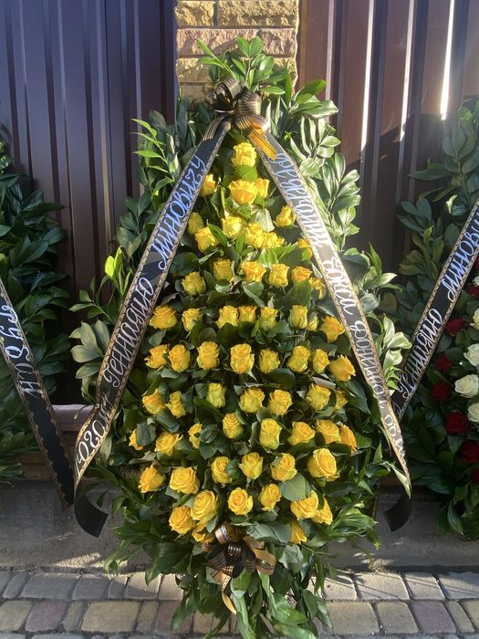 Вінок із живих троянд корзина із живих квітів