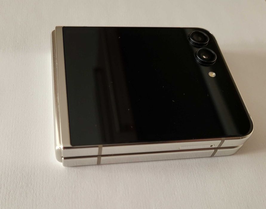 Samsung Galaxy Z Flip 5 SM-F731B 8GB/256GB Kremowy