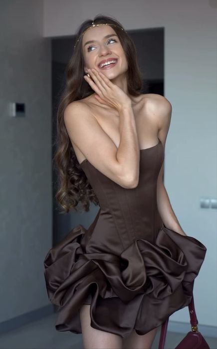 Розкішна корсетна сукня у шоколадному кольорі.