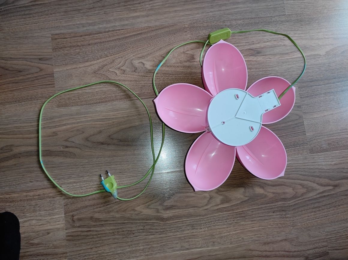 Lampa ścienna w kształcie kwiatka IKEA