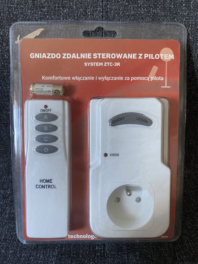 Gniazdo zdalne sterowane z pilotem radiowy system