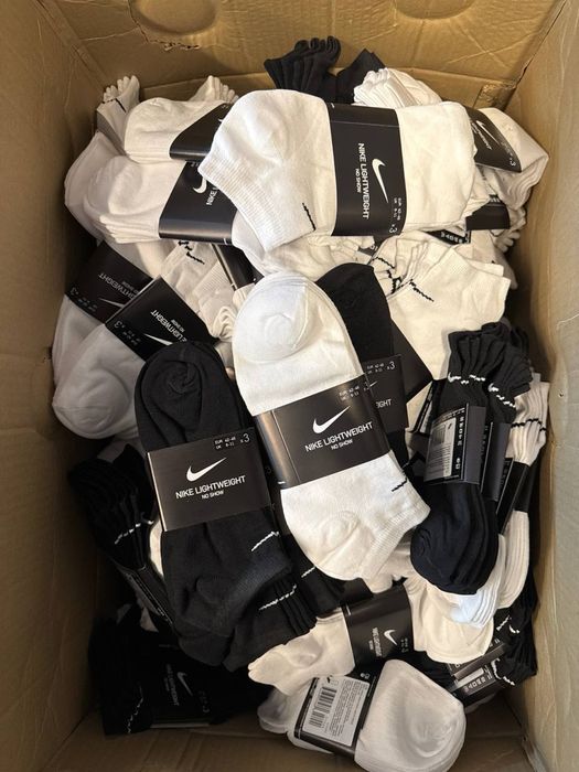 Meias de desporto bancas e pretas