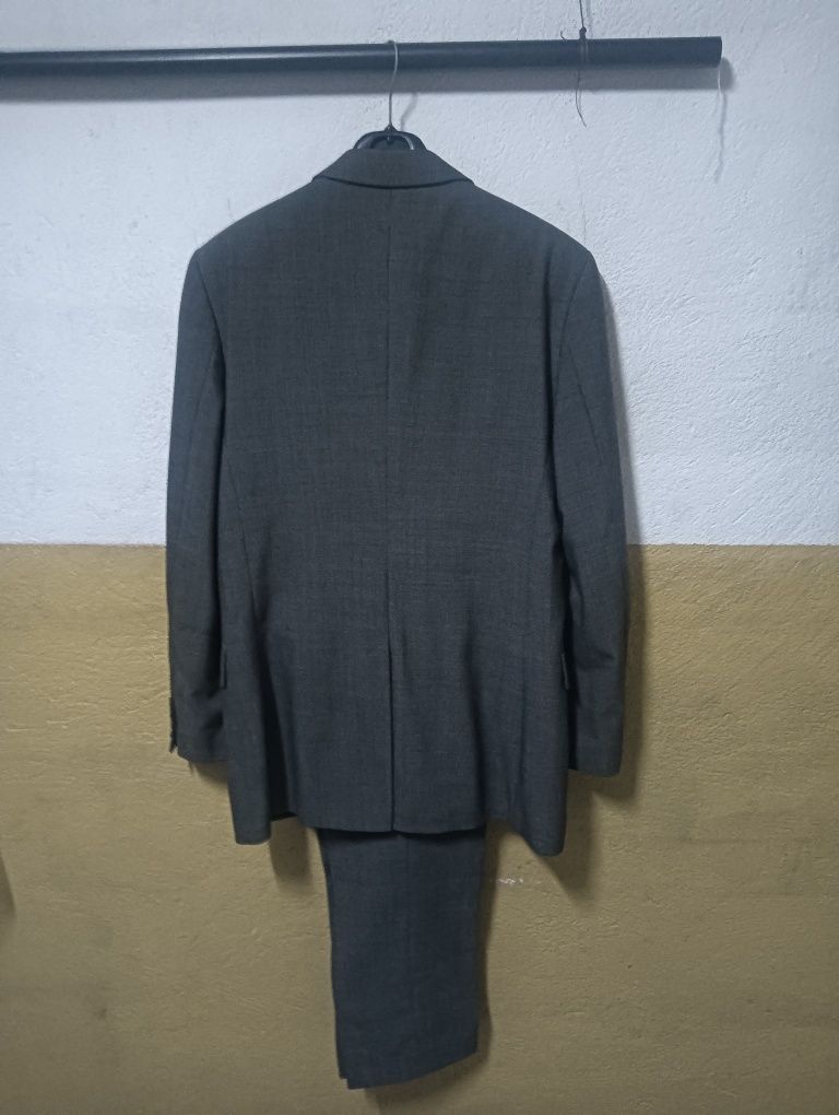 Fato de homem em cinza claro