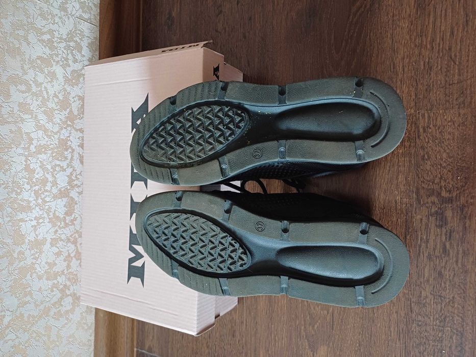 Шкіряні фірмові туфлі гарний стан 37 розмір