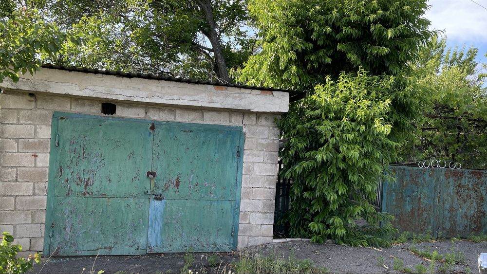Продам хату. На подвірʼї гараж кухня сарай комора.