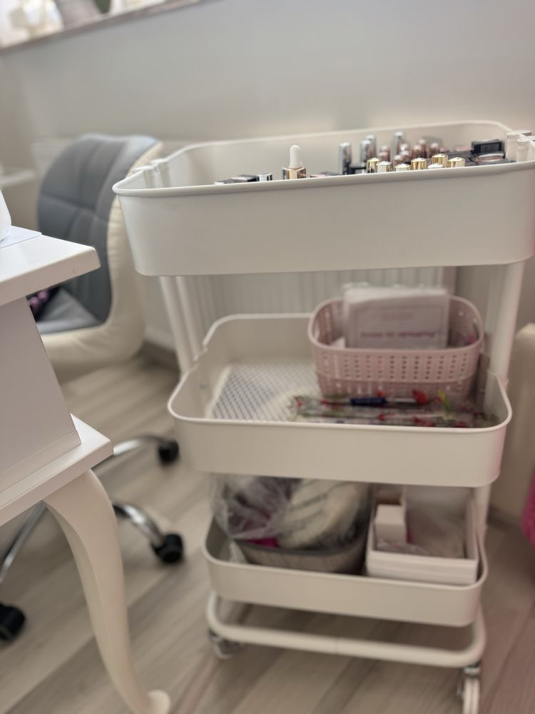 Zestaw stolik lampy fotel kosmetyczny manicure żele hybrydy paznokcie