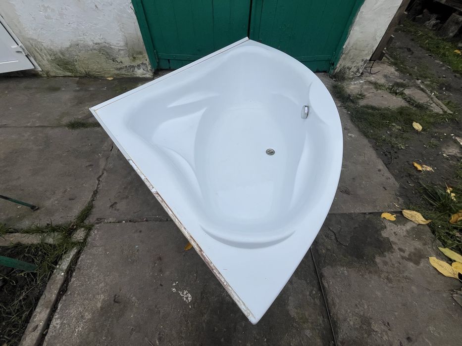 Кутова ванна! В гарному стані