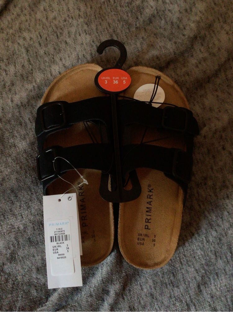 Profilowane sandały z podwójnym czarnym paskiem Birkenstock; Primark