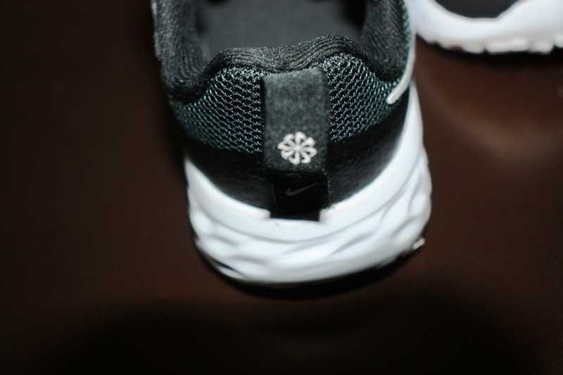 Sapatilhas pretas e com sola branca da NIKE Tamanho 22