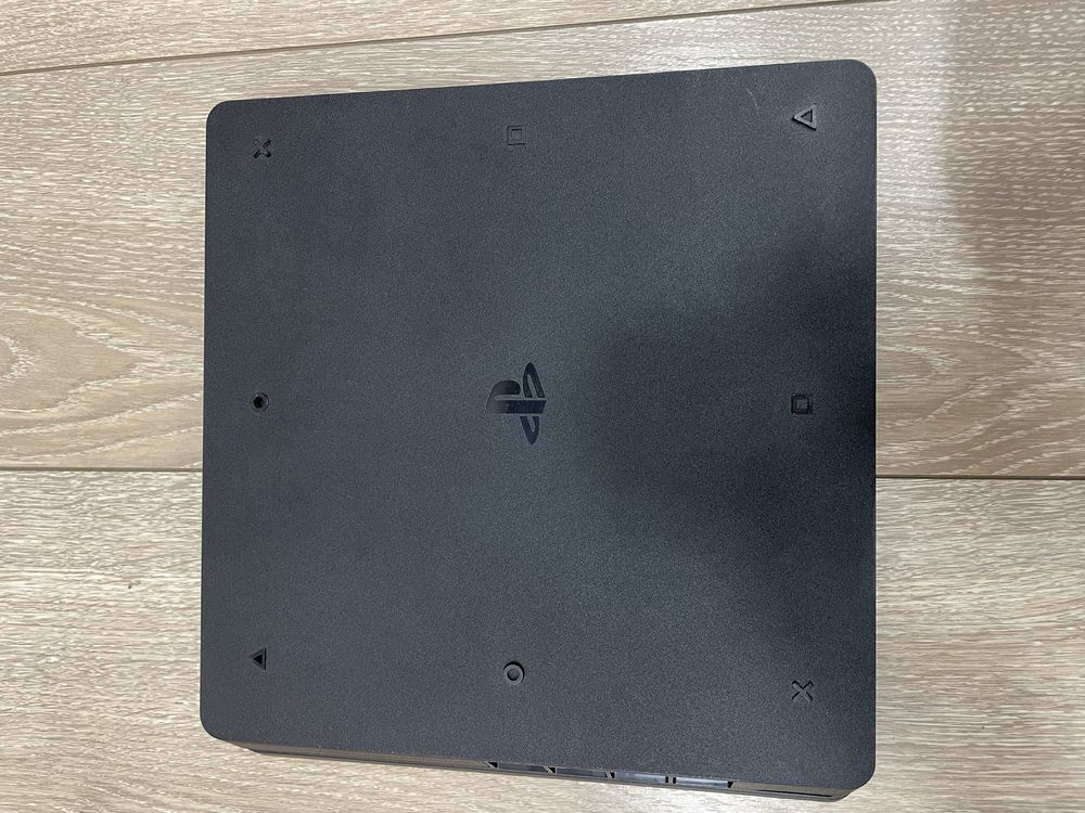 Продаю PS4 на 1тб