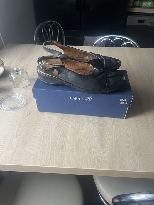 Skórzane sandały firmy Jenny by ara