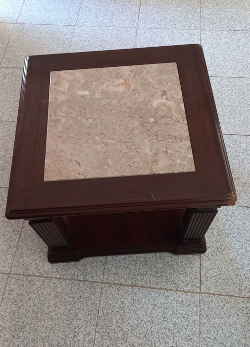 Mesa quadrada de sala