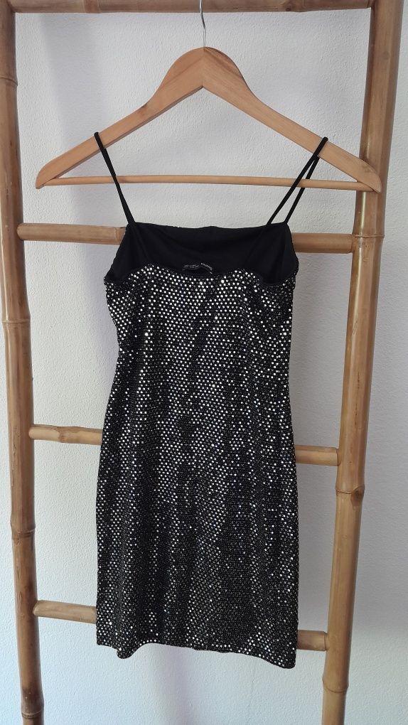 Vestido de festa com lantejoulas prateadas, de alças
