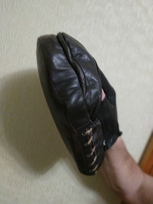 Шкіряна лапа для боксу на праву руку
