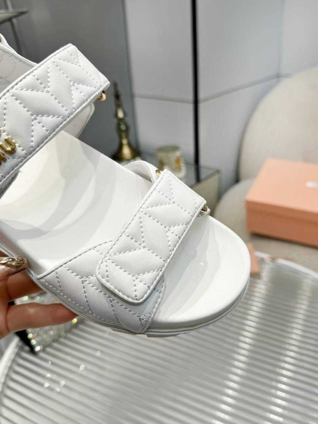 Buty, sandaly klapki, skora 110223