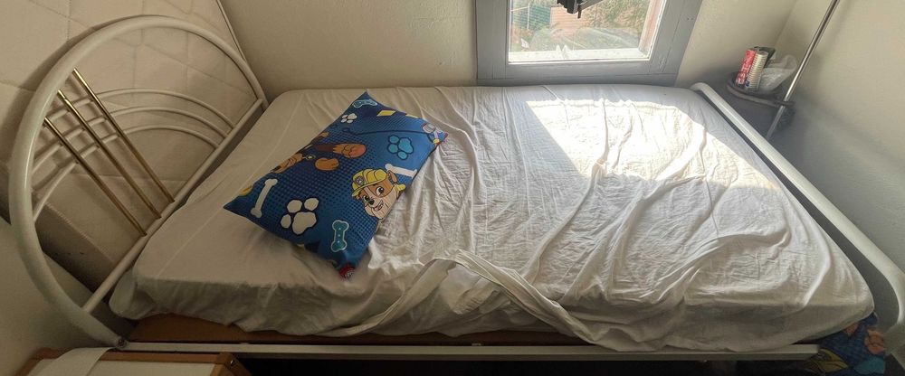 Cama de crianca branca e dourada