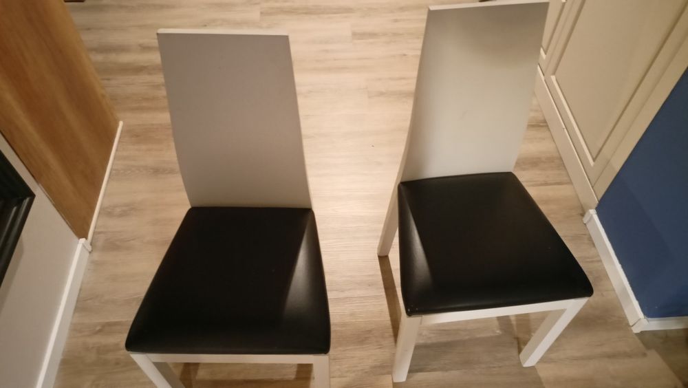 Sprzedam dwa krzesła kolor biały AKRT