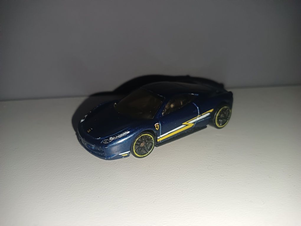 Hot Wheels Ferrari 458 Italia luzak 2014