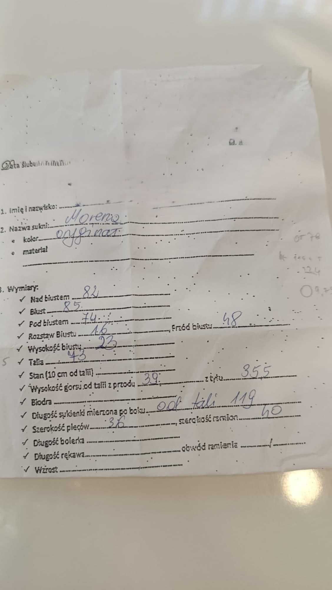 Sukienka ślubna z elementami kwiatów i listków