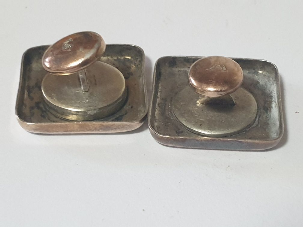 Par de antigos botões de punho com monogramas em prata dourada
