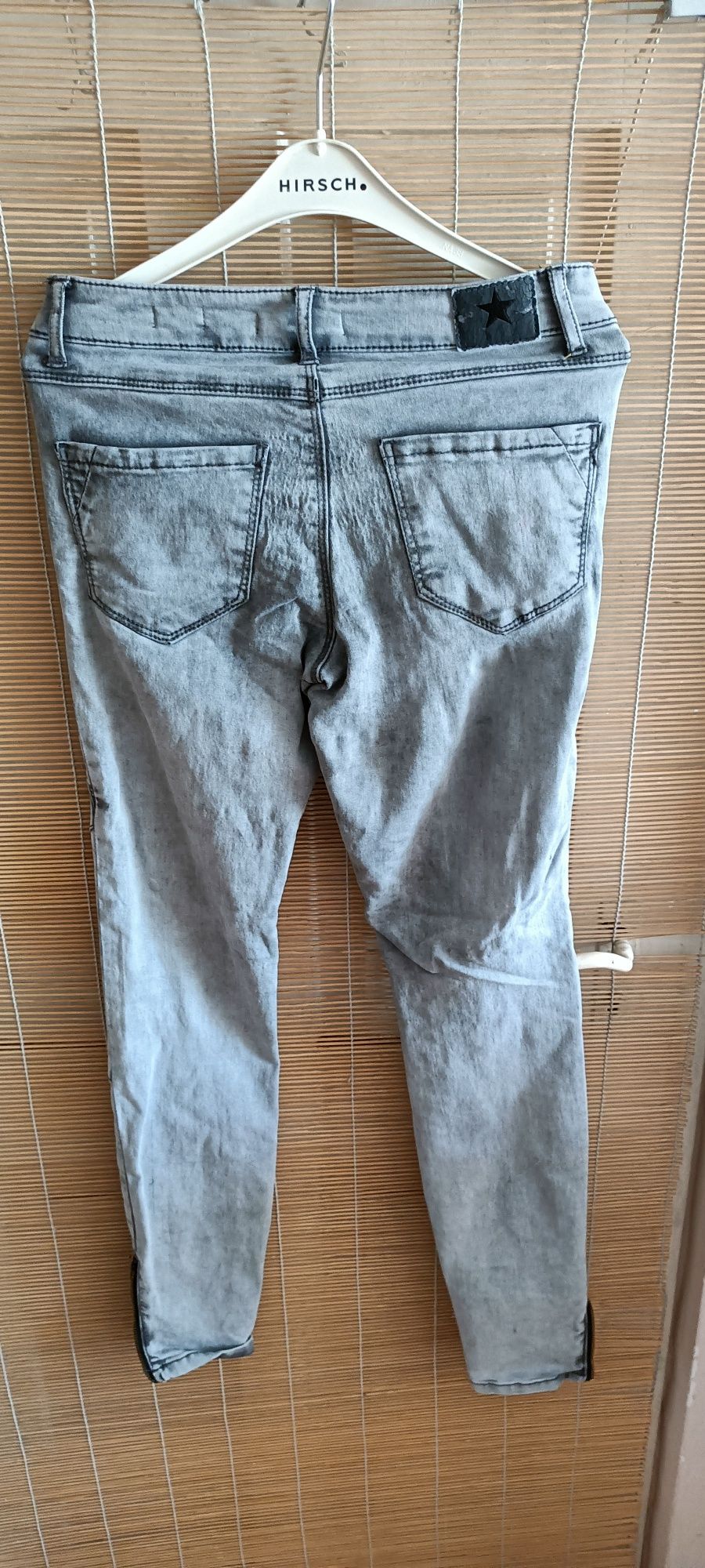 Szare Jeansy z zamkami na dole