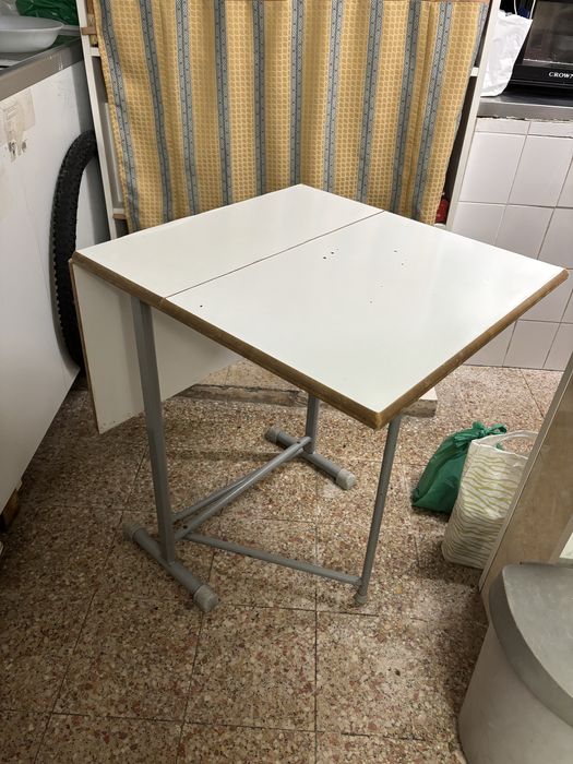 Mesa dobravel em cor branca