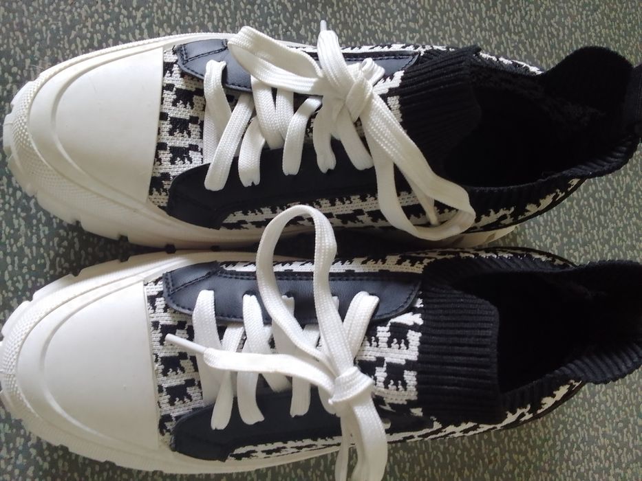 Жіночі кеди із текстилю.