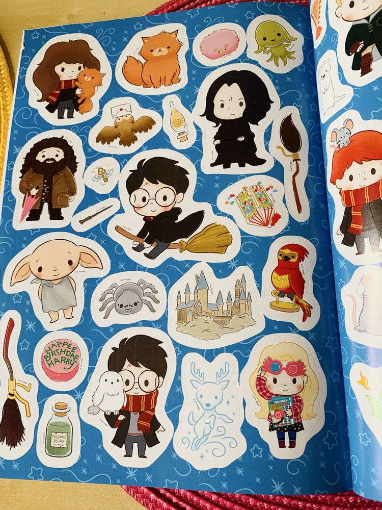 Harry Potter. Przygody w Hogwarcie. Kolorowanka z naklejkami