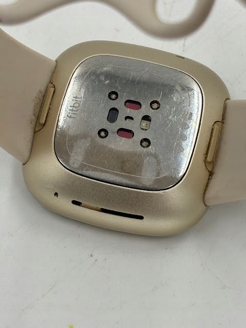 uszkodzony smartwatch fitbit beżowy bluetooth