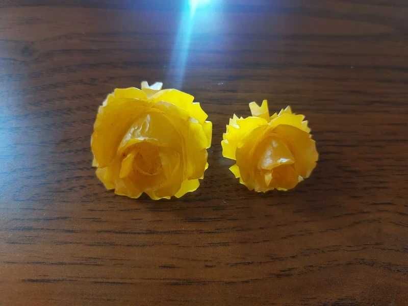 Broszki bakelitowe - dwie róże - mała i duża - lata 60 XX wieku