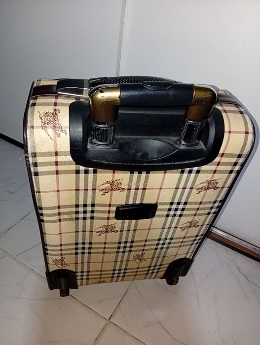 Чемодан на колесах с ручкой 40 литров