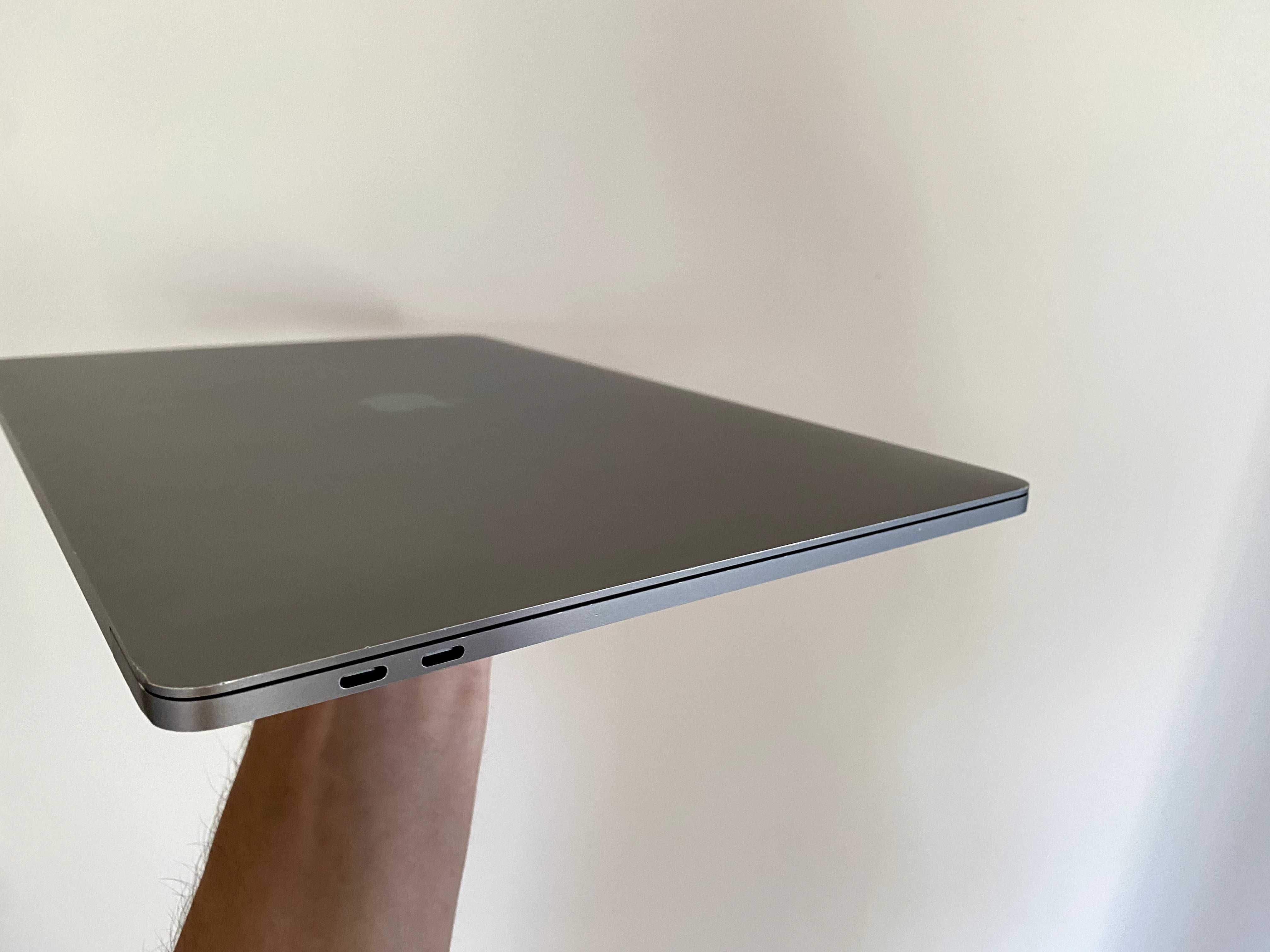 Продам MacBook Pro 15 2019/i9/16gb/1tb ssd